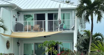 Beautifully furnished Treasure Cay 2bd 2bth condo with 36’ boat slip!