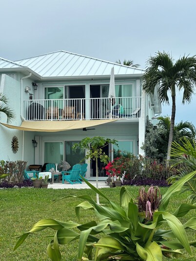 Beautifully furnished Treasure Cay 2bd 2bth condo with 36’ boat slip!