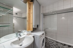 Secador de cabelo, sabonete, papel higiênico