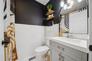 SĂšche-cheveux, serviettes fournies, savon, shampoing