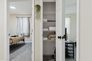 3 bedrooms, desk, iron/ironing board, free WiFi