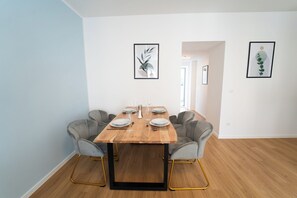 In-room dining - LUXOMES: Vilshofen Altstadt Apartments (Vilshofen)