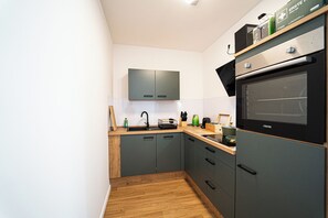 Frigorífico grande, horno, placa de cocina y lavavajillas