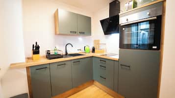 Full-size fridge, oven, stovetop, dishwasher