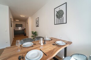 In-room dining - LUXOMES: Vilshofen Altstadt Apartments (Vilshofen)
