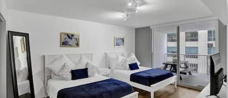 1 dormitorio, escritorio, tabla de planchar con plancha y wifi