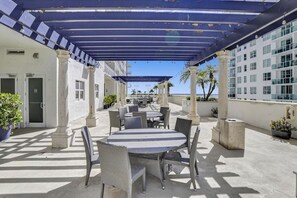 Outdoor dining - Superb Private unit Perfectly Located In Brickell (Miami)