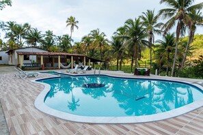 Piscina externa, espreguiçadeiras