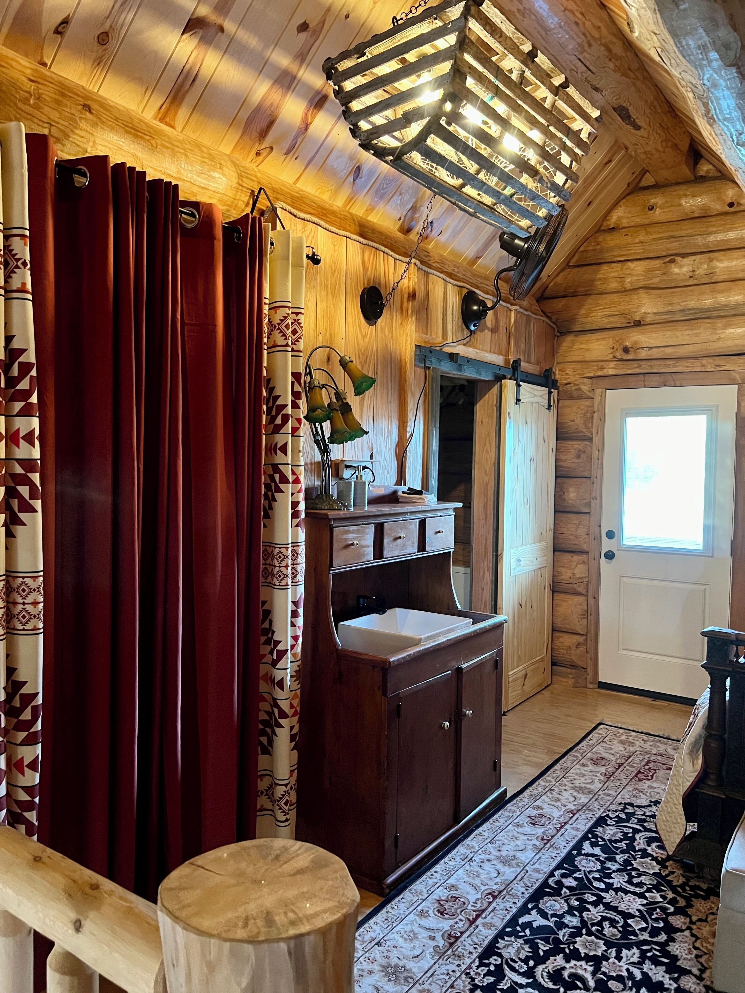 Een douche, handdoeken, zeep, shampoo