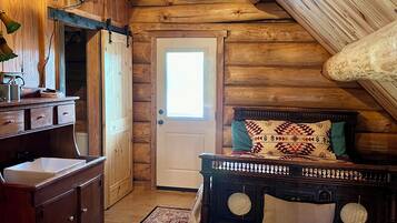 2 bedrooms, travel cot, WiFi, bed sheets