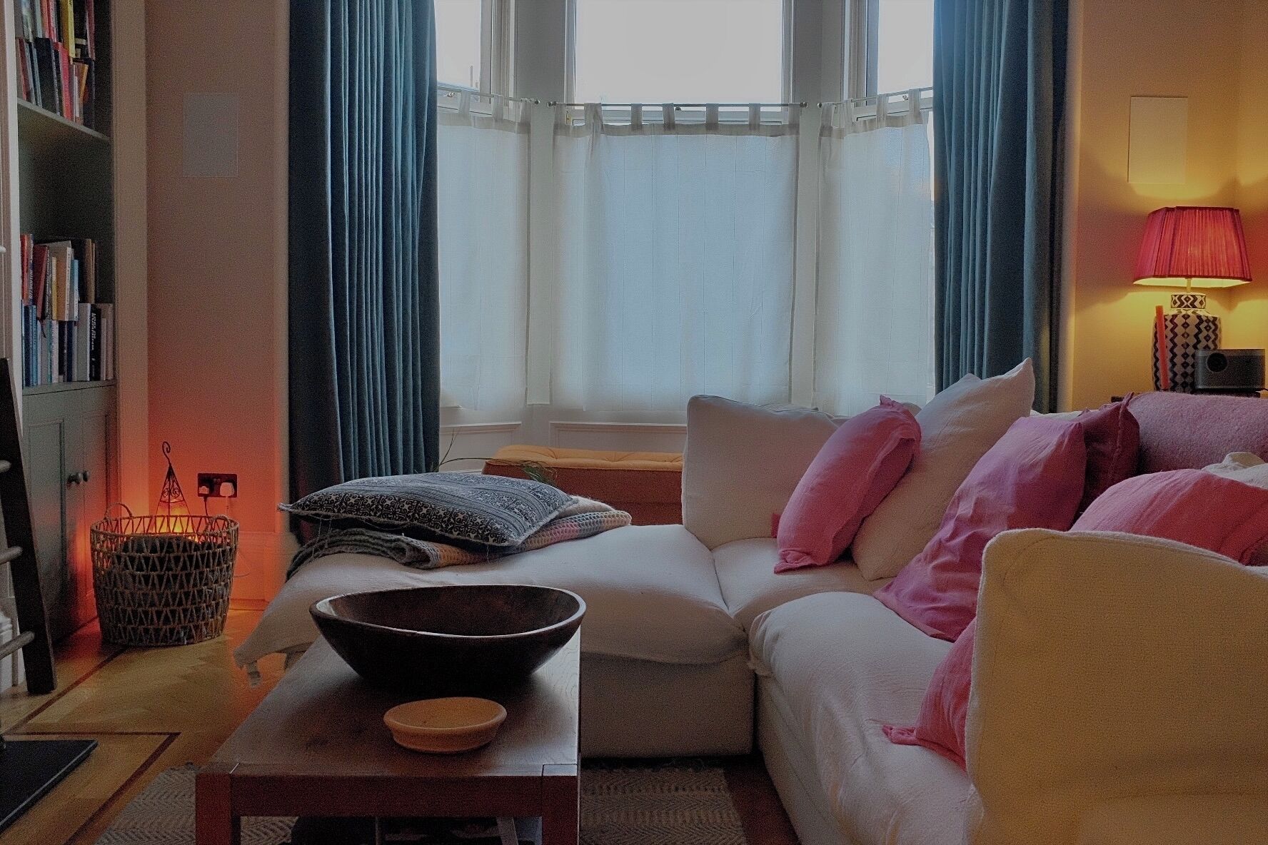 Una Smart TV, una chimenea