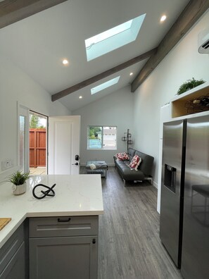 Interior - Charming 1-bedroom apartment with WiFi, AC in beautiful Santa Barbara (Santa Barbara)