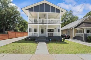 Exterior - Experience Atlanta in Comfort: 4-Bedroom Home with WiFi, AC & More (Atlanta)