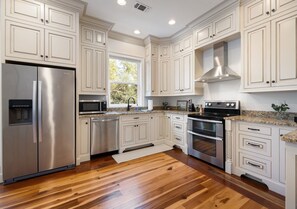 Mikrovågsugn, ugn, spishäll och diskmaskin