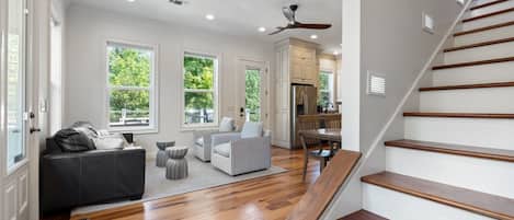 Fernseher, Videospiele, Tischfußball, Tischtennisplatte