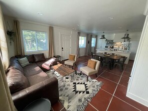 TV - Martin Mill Santa Fe Inspired Bungalow- 5 minutes to downtown (Knoxville)