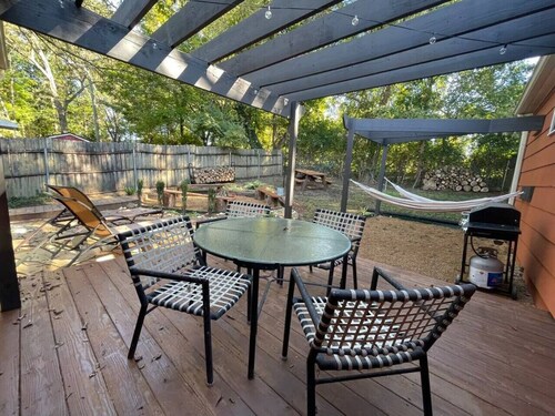 Martin Mill Santa Fe Inspired Bungalow- 5 minutes to downtown