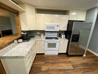 Plymouth · Quiet City Home, 7-8 min to Downtown Knox