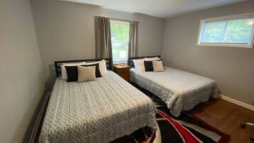 3 sovrum, skrivbord, strykjärn/strykbräda och resesäng