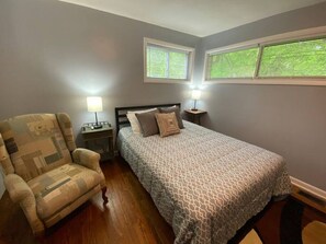 3 dormitorios, escritorio, tabla de planchar con plancha y cuna de viaje