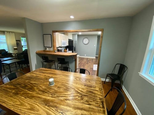 Plymouth · Quiet City Home, 7-8 min to Downtown Knox