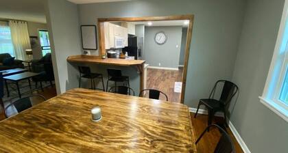 Plymouth · Quiet City Home, 7-8 min to Downtown Knox