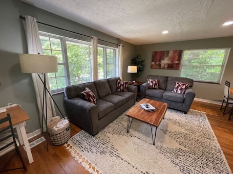 TV. Don's North Hills · Mid-Century Rancher in Historic North Hills