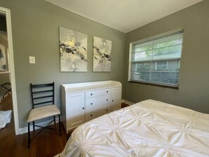 3 bedrooms, desk, iron/ironing board, travel cot - Don's North Hills · Mid-Century Rancher in Historic North Hills (Knoxville)