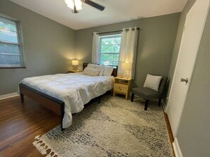 3 bedrooms, desk, iron/ironing board, travel cot - Don's North Hills · Mid-Century Rancher in Historic North Hills (Knoxville)