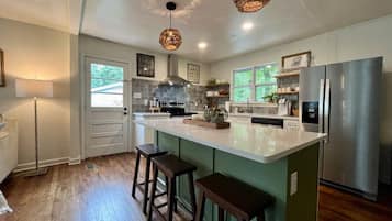 Kjøleskap, mikrobølgeovn, ovn og kokeplater