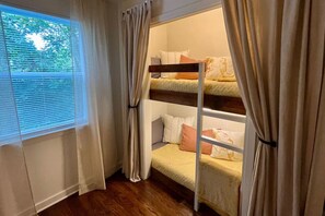 3 quartos, escrivaninha, ferros/tábuas de passar roupa, berço de viagem