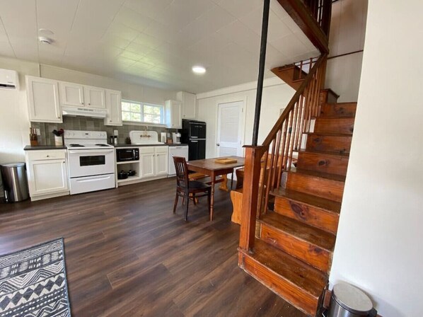 Private kitchen - Quirky Guest Cottage (Strawberry Plains)