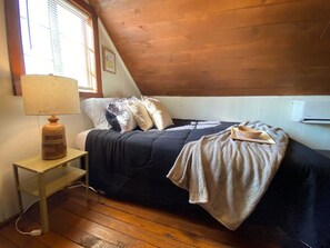 1 bedroom, WiFi - Quirky Guest Cottage (Strawberry Plains)