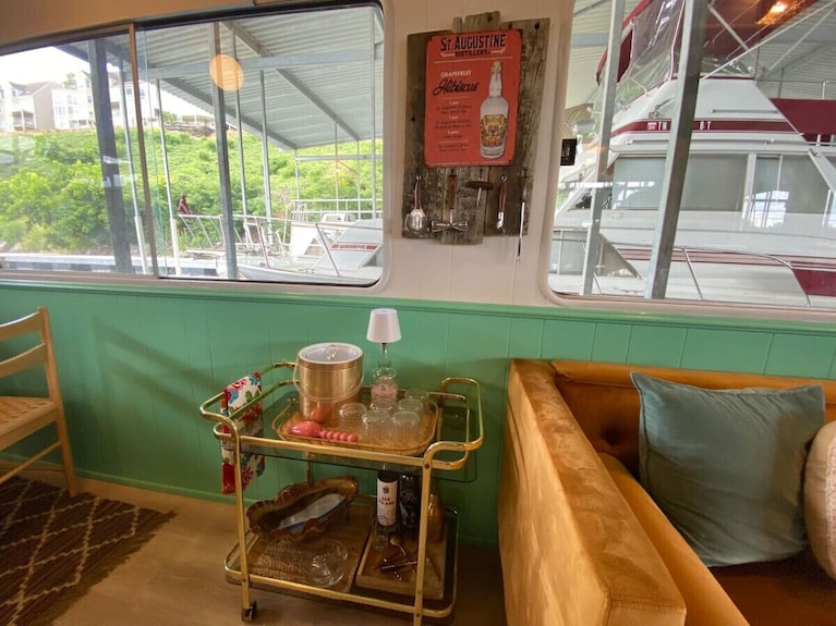 The Black Dog. Houseboat In Dt Knox - Knoxville, TN