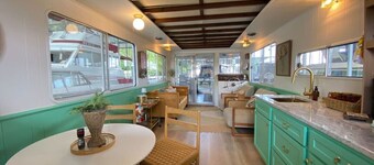 The Black Dog. Houseboat In DT Knox