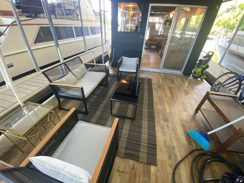 The Black Dog. Houseboat In DT Knox