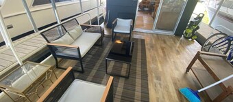 The Black Dog. Houseboat In DT Knox