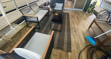 The Black Dog. Houseboat In DT Knox