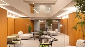 Ein zeitgemäßes Atrium mit Sitzgelegenheit in der Mitte, einem Glastisch und einem Blumentopf.