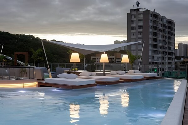 2 outdoor pools