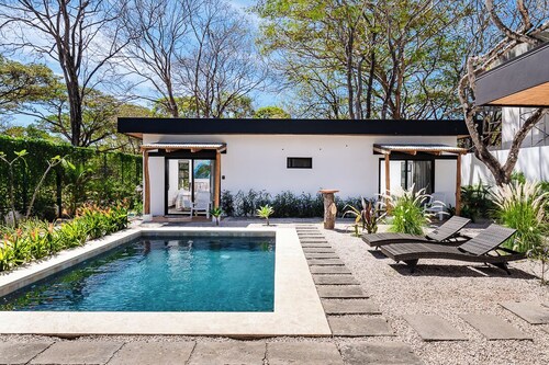 Brand New Cozy 5 BR minutes walk to the popular surf beach of Playa Grande