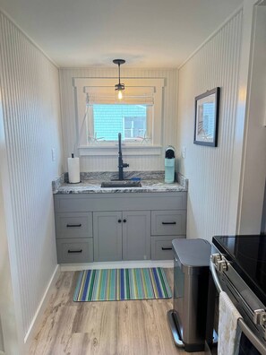 冷蔵庫、電子レンジ、オーブン、コンロ