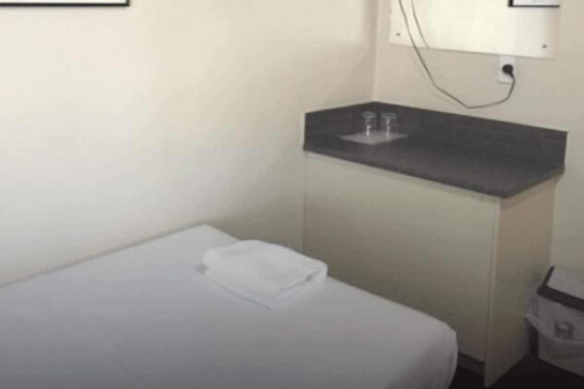 Quarto duplo standard, banheiro compartilhado | Wi-Fi de cortesia, roupa de cama