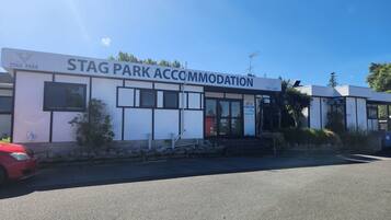 Vista frontal de la propiedad