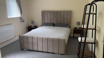 2 habitaciones, tabla de planchar con plancha, wifi y ropa de cama