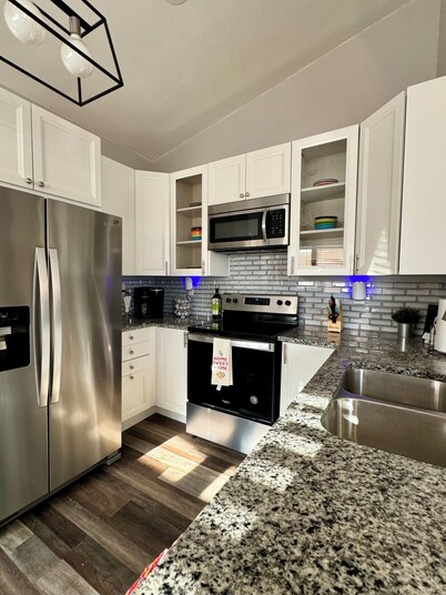 Charming 3-bedroom house with WiFi, AC in serene Noblesville