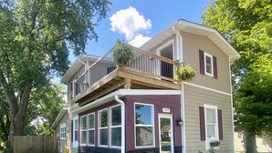 A two-story house with a balcony, a front porch, and a number 529 sign. - Charming 3-bedroom house with WiFi, AC in serene Noblesville (Noblesville)