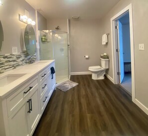 Dusche, Haartrockner, Handtücher, Seife