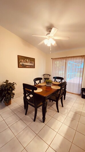 Dining - Charming 3-bedroom house with WiFi, AC in amazing Cape Coral. Inground (Cape Coral)