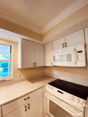 Private kitchen - Charming 3-bedroom house with WiFi, AC in amazing Cape Coral. Inground (Cape Coral)